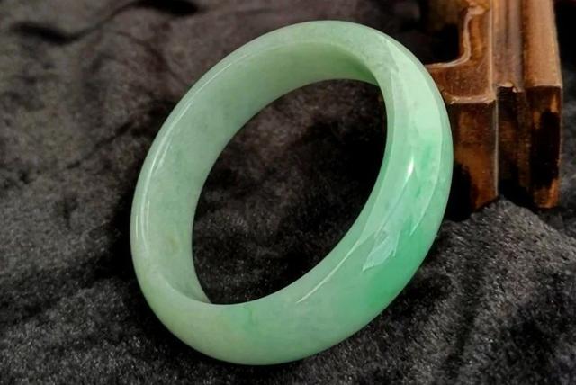 翡翠手镯什么颜色好,宽版三色贵妃翡翠手镯-第10张图片-翡翠网 翡翠手镯什么颜色好,宽版三色贵妃翡翠手镯-第10张图片-翡翠网