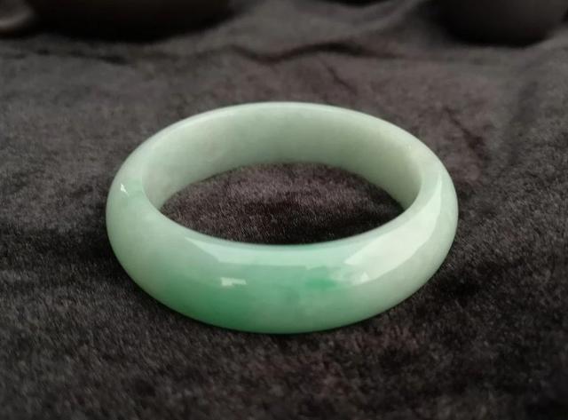 翡翠手镯什么颜色好,宽版三色贵妃翡翠手镯-第11张图片-翡翠网 翡翠手镯什么颜色好,宽版三色贵妃翡翠手镯-第11张图片-翡翠网