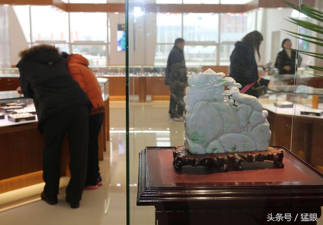 翡翠摆件市场价格,翡翠摆件批发-第3张图片-翡翠网 翡翠摆件市场价格,翡翠摆件批发-第3张图片-翡翠网