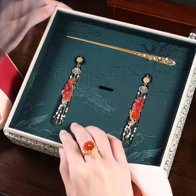 天然红色翡翠知识天然翡翠的鉴别方法-第3张图片-翡翠网 天然红色翡翠知识天然翡翠的鉴别方法-第3张图片-翡翠网