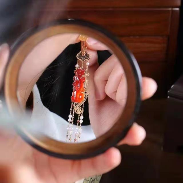 天然红色翡翠知识天然翡翠的鉴别方法-第4张图片-翡翠网 天然红色翡翠知识天然翡翠的鉴别方法-第4张图片-翡翠网