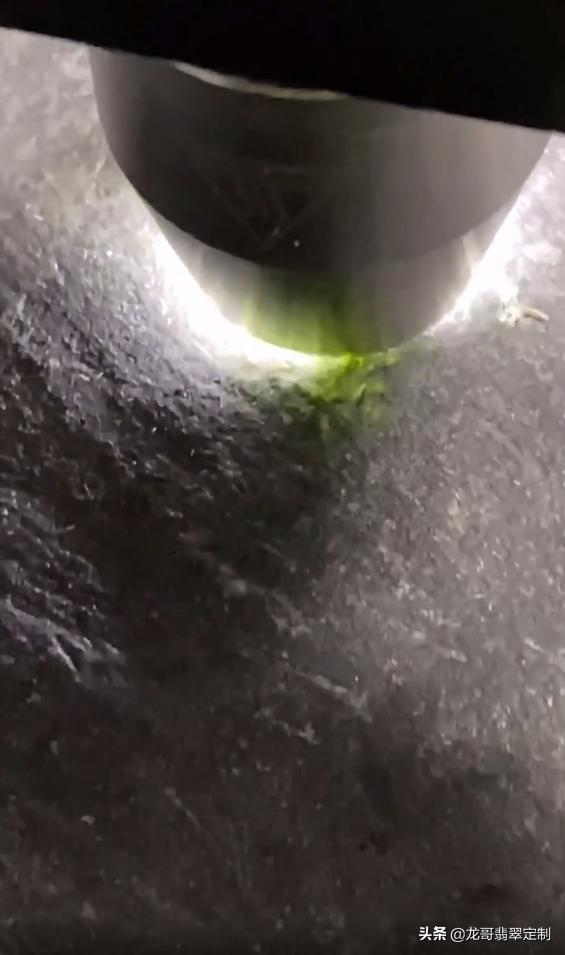 翡翠原石外壳有黑色晶体的简单介绍-第1张图片-翡翠网 翡翠原石外壳有黑色晶体的简单介绍-第1张图片-翡翠网