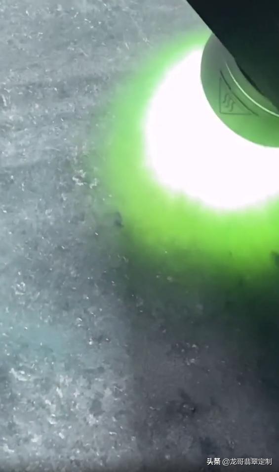 翡翠原石外壳有黑色晶体的简单介绍-第2张图片-翡翠网 翡翠原石外壳有黑色晶体的简单介绍-第2张图片-翡翠网