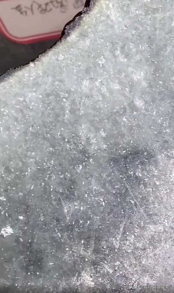 翡翠原石外壳有黑色晶体的简单介绍-第3张图片-翡翠网 翡翠原石外壳有黑色晶体的简单介绍-第3张图片-翡翠网