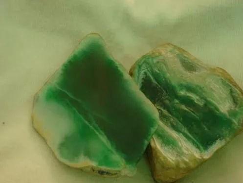 翡翠原石的色带翡翠原石要磨到什么程度-第9张图片-翡翠网 翡翠原石的色带翡翠原石要磨到什么程度-第9张图片-翡翠网