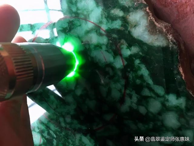 翡翠原石里面全是黑癣,翡翠原石癣有什么症状-第3张图片-翡翠网 翡翠原石里面全是黑癣,翡翠原石癣有什么症状-第3张图片-翡翠网