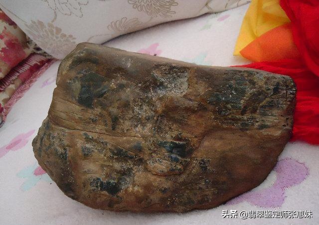 翡翠原石里面全是黑癣,翡翠原石癣有什么症状-第5张图片-翡翠网 翡翠原石里面全是黑癣,翡翠原石癣有什么症状-第5张图片-翡翠网