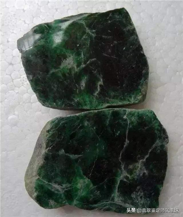 翡翠原石里面全是黑癣,翡翠原石癣有什么症状-第6张图片-翡翠网 翡翠原石里面全是黑癣,翡翠原石癣有什么症状-第6张图片-翡翠网
