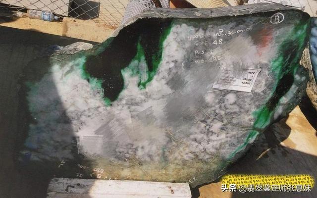 翡翠原石里面全是黑癣,翡翠原石癣有什么症状-第7张图片-翡翠网 翡翠原石里面全是黑癣,翡翠原石癣有什么症状-第7张图片-翡翠网