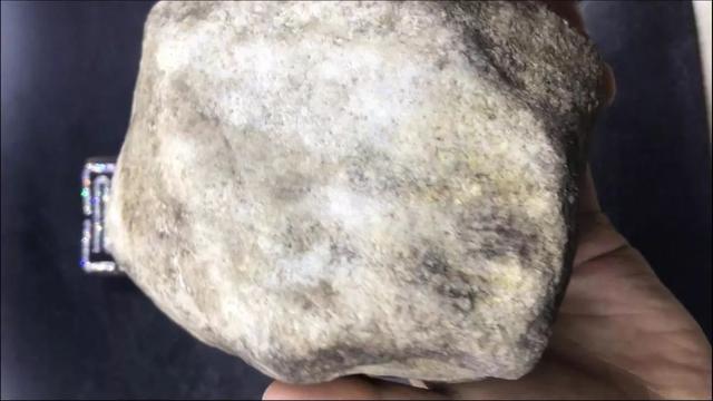 翡翠原石价位翡翠原石值钱吗?-第2张图片-翡翠网 翡翠原石价位翡翠原石值钱吗?-第2张图片-翡翠网