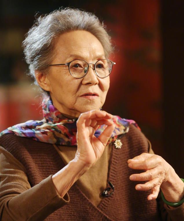 老年女性翡翠手镯戴翡翠手镯的女人-第1张图片-翡翠网 老年女性翡翠手镯戴翡翠手镯的女人-第1张图片-翡翠网