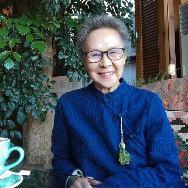 老年女性翡翠手镯戴翡翠手镯的女人-第3张图片-翡翠网 老年女性翡翠手镯戴翡翠手镯的女人-第3张图片-翡翠网