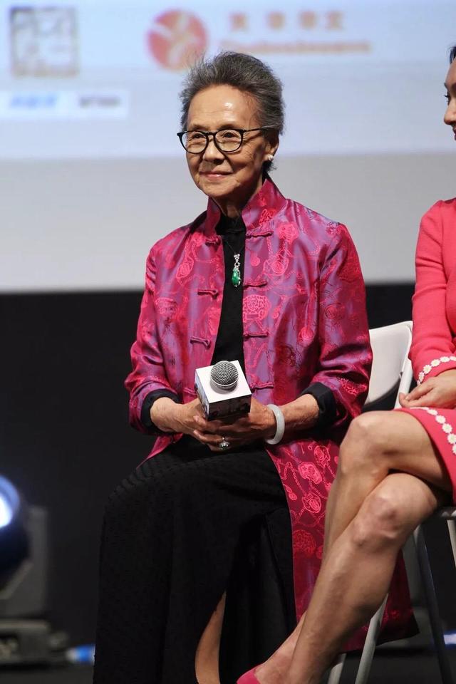 老年女性翡翠手镯戴翡翠手镯的女人-第4张图片-翡翠网 老年女性翡翠手镯戴翡翠手镯的女人-第4张图片-翡翠网