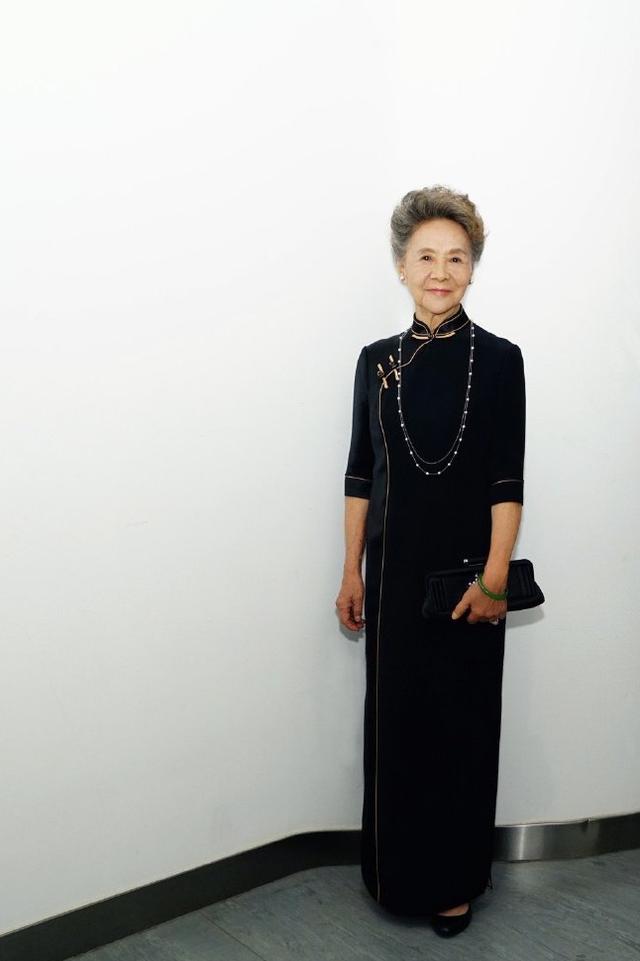 老年女性翡翠手镯戴翡翠手镯的女人-第5张图片-翡翠网 老年女性翡翠手镯戴翡翠手镯的女人-第5张图片-翡翠网