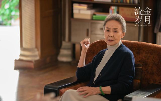 老年女性翡翠手镯戴翡翠手镯的女人-第7张图片-翡翠网 老年女性翡翠手镯戴翡翠手镯的女人-第7张图片-翡翠网