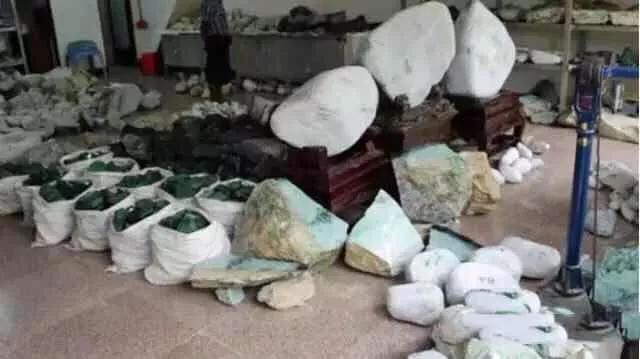 缅甸翡翠原石场口缅甸怕敢翡翠原石市场踏方视频-第7张图片-翡翠网 缅甸翡翠原石场口缅甸怕敢翡翠原石市场踏方视频-第7张图片-翡翠网