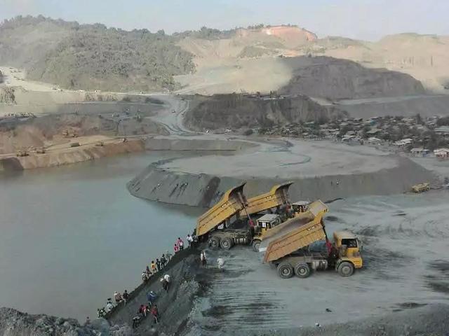 缅甸翡翠原石场口缅甸怕敢翡翠原石市场踏方视频-第10张图片-翡翠网 缅甸翡翠原石场口缅甸怕敢翡翠原石市场踏方视频-第10张图片-翡翠网