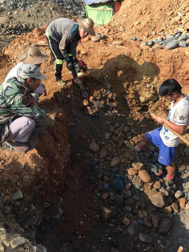 缅甸翡翠原石场口缅甸怕敢翡翠原石市场踏方视频-第18张图片-翡翠网 缅甸翡翠原石场口缅甸怕敢翡翠原石市场踏方视频-第18张图片-翡翠网