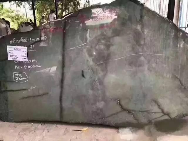 浅绿色翡翠是什么种,翡翠手镯带深绿-第1张图片-翡翠网 浅绿色翡翠是什么种,翡翠手镯带深绿-第1张图片-翡翠网