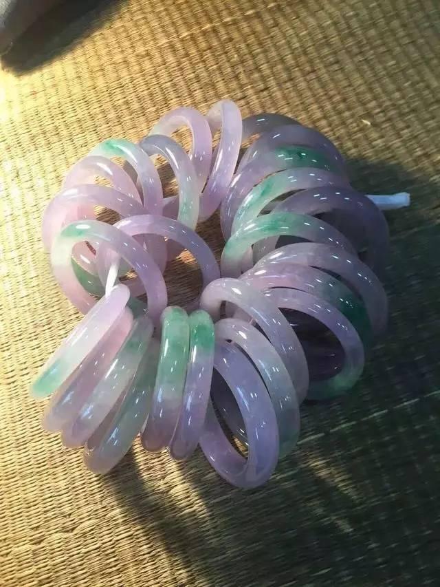 浅绿色翡翠是什么种,翡翠手镯带深绿-第15张图片-翡翠网 浅绿色翡翠是什么种,翡翠手镯带深绿-第15张图片-翡翠网