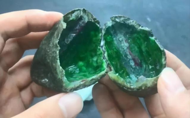 自己买的翡翠原石怎么出手,自己买的原石怎么处理-第2张图片-翡翠网 自己买的翡翠原石怎么出手,自己买的原石怎么处理-第2张图片-翡翠网