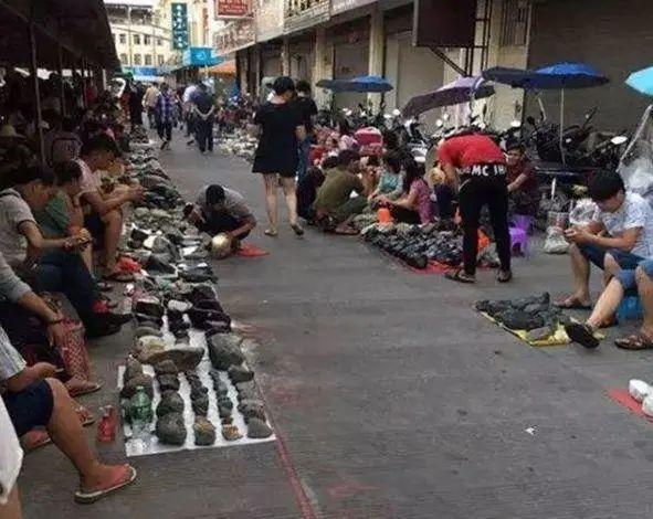 自己买的翡翠原石怎么出手,自己买的原石怎么处理-第3张图片-翡翠网 自己买的翡翠原石怎么出手,自己买的原石怎么处理-第3张图片-翡翠网