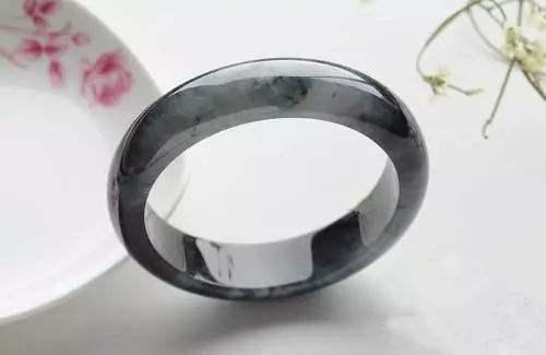 乌鸡种翡翠价格乌鸡种翡翠适合什么人戴-第4张图片-翡翠网 乌鸡种翡翠价格乌鸡种翡翠适合什么人戴-第4张图片-翡翠网