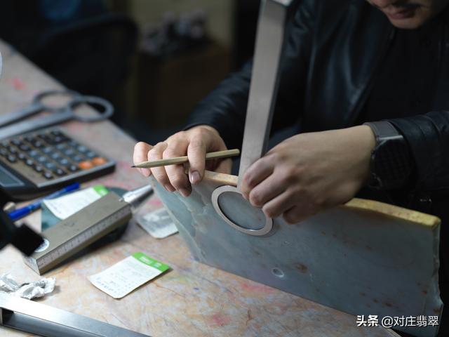 翡翠原石哪里买翡翠原石制作手镯的地方-第3张图片-翡翠网 翡翠原石哪里买翡翠原石制作手镯的地方-第3张图片-翡翠网