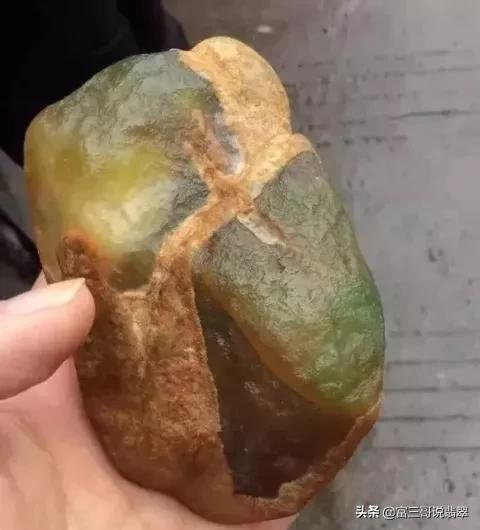 百三桥翡翠原石特点,百山桥白岩沙切口料-第1张图片-翡翠网 百三桥翡翠原石特点,百山桥白岩沙切口料-第1张图片-翡翠网