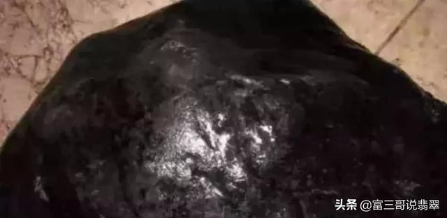 百三桥翡翠原石特点,百山桥白岩沙切口料-第3张图片-翡翠网 百三桥翡翠原石特点,百山桥白岩沙切口料-第3张图片-翡翠网