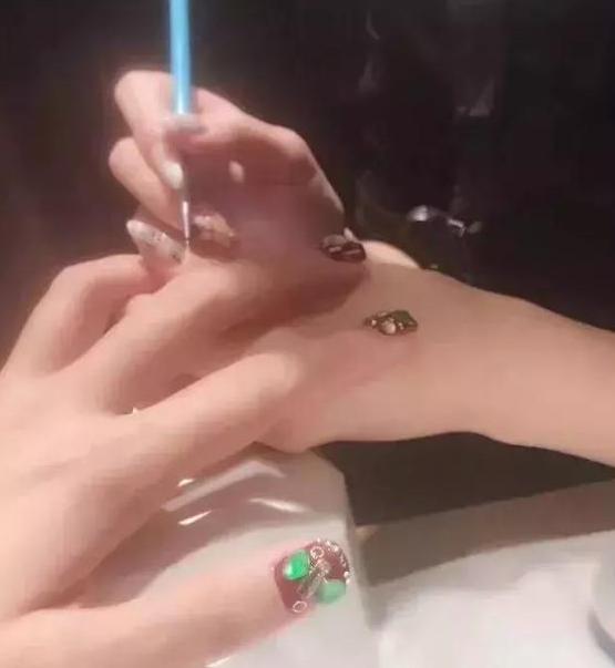 翡翠原石怎么样赚钱,翡翠废料原石-第8张图片-翡翠网 翡翠原石怎么样赚钱,翡翠废料原石-第8张图片-翡翠网