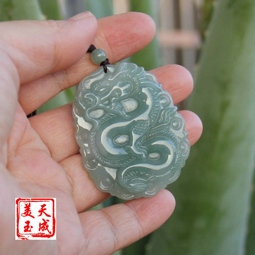 油青翡翠挂件价格老坑油青翡翠是什么-第1张图片-翡翠网 油青翡翠挂件价格老坑油青翡翠是什么-第1张图片-翡翠网