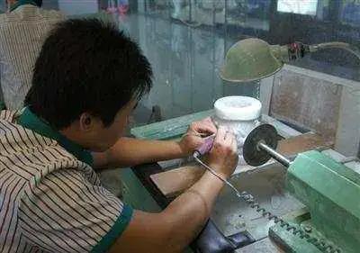 翡翠原石可以作假吗翡翠原石加工制作过程-第2张图片-翡翠网 翡翠原石可以作假吗翡翠原石加工制作过程-第2张图片-翡翠网