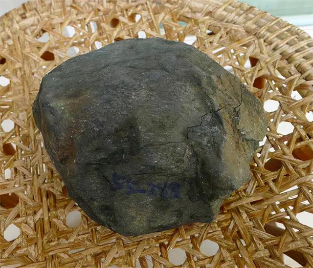 白面粉皮木那翡翠原石的特点翡翠原石技巧-第3张图片-翡翠网 白面粉皮木那翡翠原石的特点翡翠原石技巧-第3张图片-翡翠网