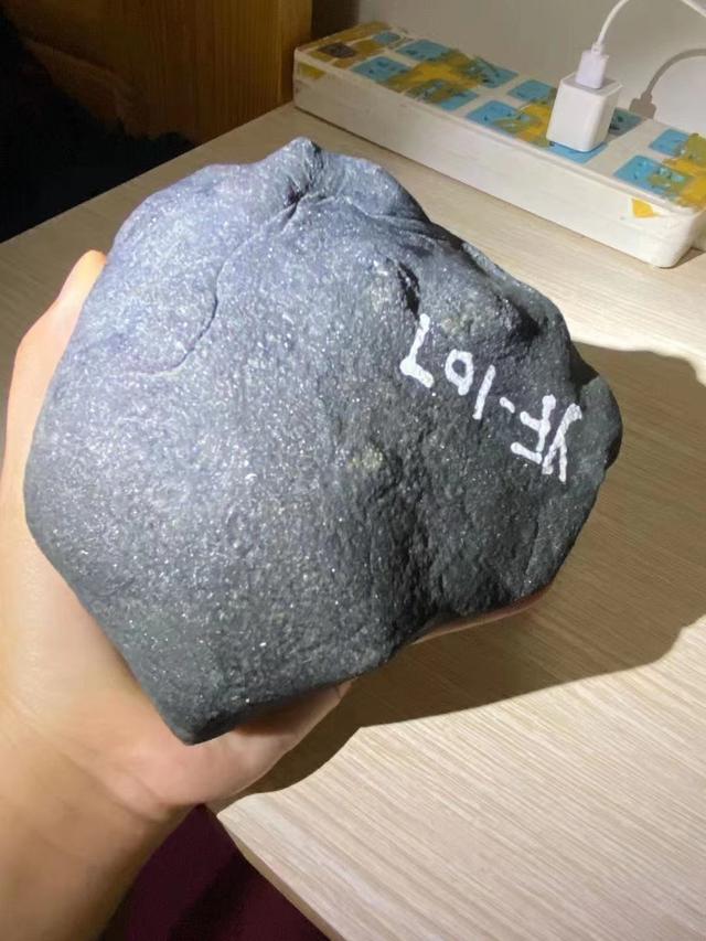 白面粉皮木那翡翠原石的特点翡翠原石技巧-第8张图片-翡翠网 白面粉皮木那翡翠原石的特点翡翠原石技巧-第8张图片-翡翠网