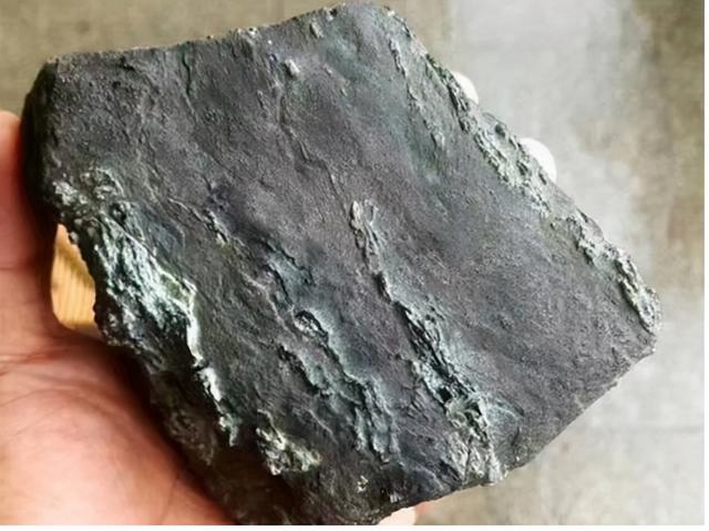 白面粉皮木那翡翠原石的特点翡翠原石技巧-第12张图片-翡翠网 白面粉皮木那翡翠原石的特点翡翠原石技巧-第12张图片-翡翠网