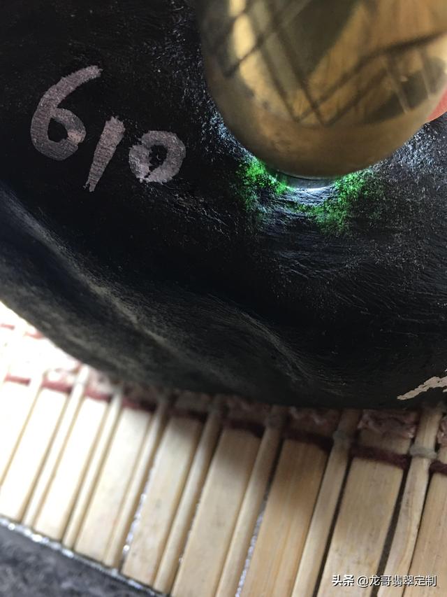 帕敢黑乌沙翡翠原石特点黑乌沙都出什么翡翠-第1张图片-翡翠网 帕敢黑乌沙翡翠原石特点黑乌沙都出什么翡翠-第1张图片-翡翠网