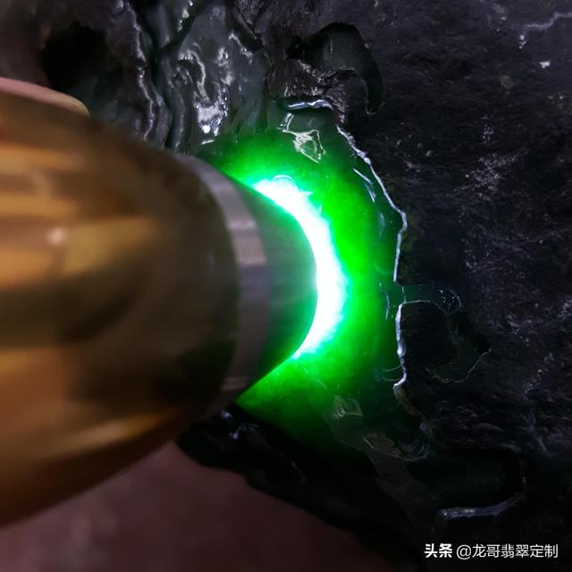 帕敢黑乌沙翡翠原石特点黑乌沙都出什么翡翠-第2张图片-翡翠网 帕敢黑乌沙翡翠原石特点黑乌沙都出什么翡翠-第2张图片-翡翠网