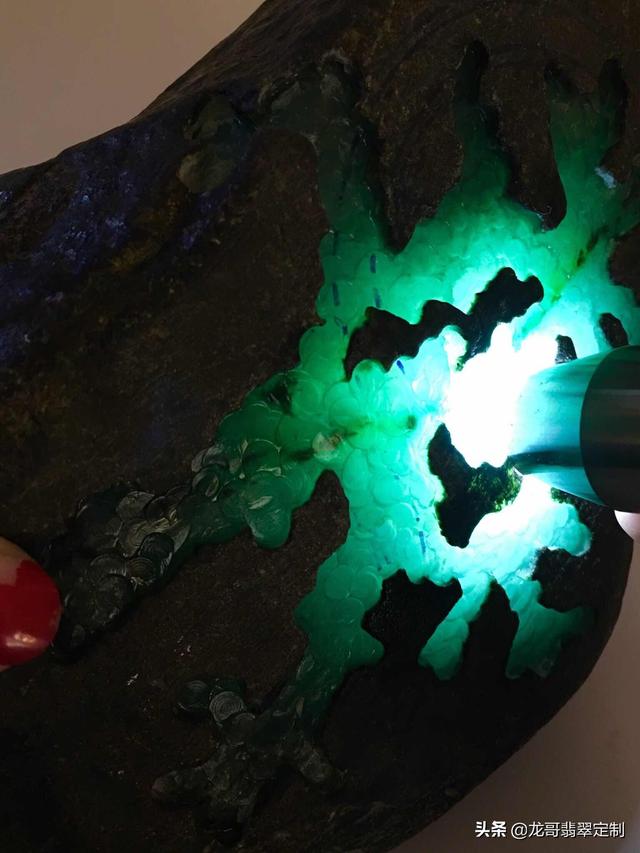 帕敢黑乌沙翡翠原石特点黑乌沙都出什么翡翠-第3张图片-翡翠网 帕敢黑乌沙翡翠原石特点黑乌沙都出什么翡翠-第3张图片-翡翠网