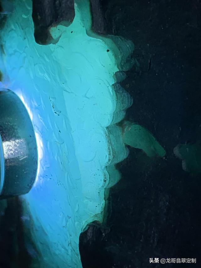 帕敢黑乌沙翡翠原石特点黑乌沙都出什么翡翠-第4张图片-翡翠网 帕敢黑乌沙翡翠原石特点黑乌沙都出什么翡翠-第4张图片-翡翠网