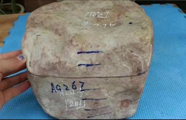 高档翡翠原石图片木那翡翠原石图片大全集-第3张图片-翡翠网 高档翡翠原石图片木那翡翠原石图片大全集-第3张图片-翡翠网