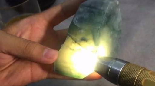 翡翠毛料原石,翡翠原石切出黑石头-第5张图片-翡翠网 翡翠毛料原石,翡翠原石切出黑石头-第5张图片-翡翠网