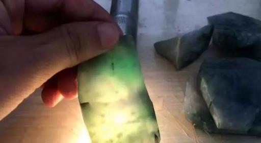 翡翠毛料原石,翡翠原石切出黑石头-第6张图片-翡翠网 翡翠毛料原石,翡翠原石切出黑石头-第6张图片-翡翠网