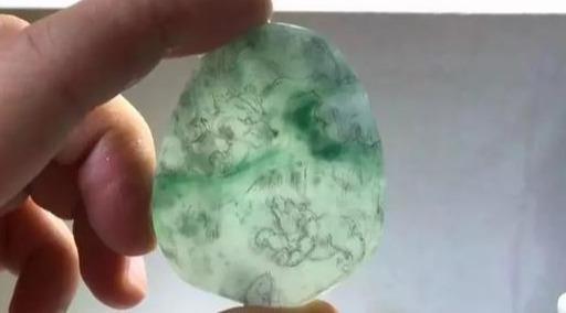 翡翠毛料原石,翡翠原石切出黑石头-第7张图片-翡翠网 翡翠毛料原石,翡翠原石切出黑石头-第7张图片-翡翠网