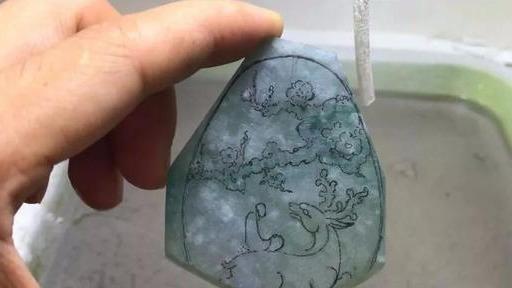 翡翠毛料原石,翡翠原石切出黑石头-第8张图片-翡翠网 翡翠毛料原石,翡翠原石切出黑石头-第8张图片-翡翠网