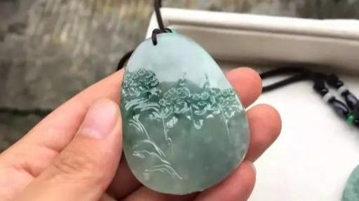 翡翠毛料原石,翡翠原石切出黑石头-第10张图片-翡翠网 翡翠毛料原石,翡翠原石切出黑石头-第10张图片-翡翠网