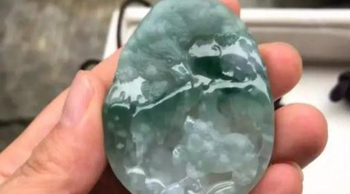 翡翠毛料原石,翡翠原石切出黑石头-第11张图片-翡翠网 翡翠毛料原石,翡翠原石切出黑石头-第11张图片-翡翠网