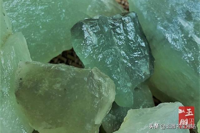 岫玉和翡翠哪个有收藏价值翡翠和岫玉的价格-第2张图片-翡翠网 岫玉和翡翠哪个有收藏价值翡翠和岫玉的价格-第2张图片-翡翠网