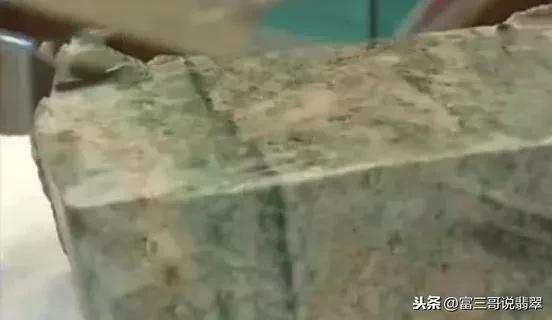 翡翠毛料哪里多瑞丽翡翠原石切开后-第2张图片-翡翠网 翡翠毛料哪里多瑞丽翡翠原石切开后-第2张图片-翡翠网