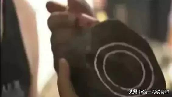 翡翠毛料哪里多瑞丽翡翠原石切开后-第3张图片-翡翠网 翡翠毛料哪里多瑞丽翡翠原石切开后-第3张图片-翡翠网